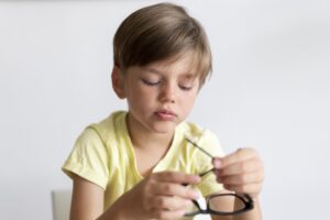 O astigmatismo na infância, também conhecido como astigmatismo infantil, refere-se à presença dessa condição em crianças. 
