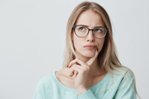 Ter astigmatismo não significa automaticamente que uma pessoa precise usar óculos o tempo todo.